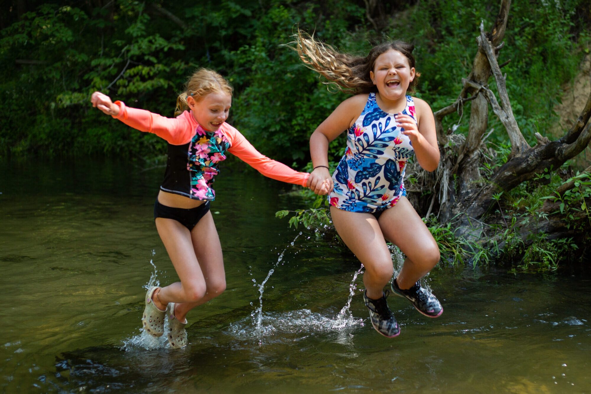 PC5A5847 2 girls jumping into the river